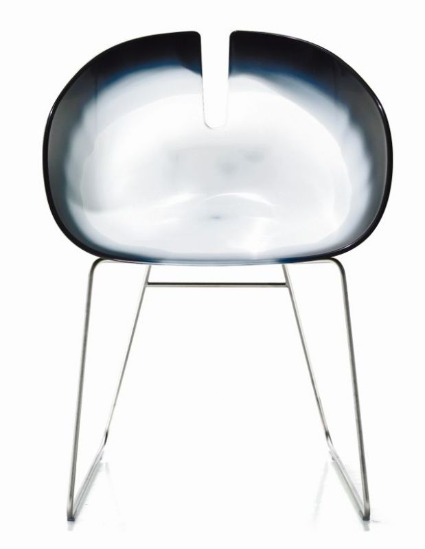Fjord Stuhl von Moroso, Ansicht von Vorne, mit blau-weißem Sitz und Metallgestell.